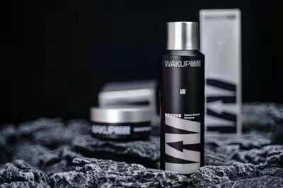 頭發如何保持干爽蓬松？暢醒噴霧發蠟給你答案